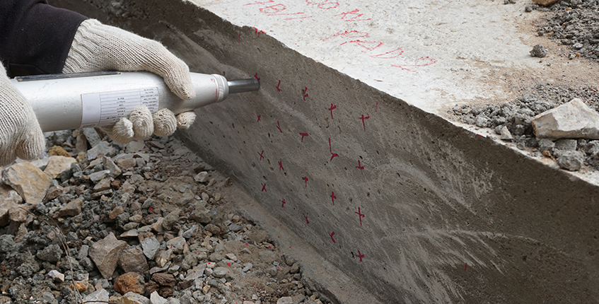 измерение склерометром прочности бетона на стройплощадке